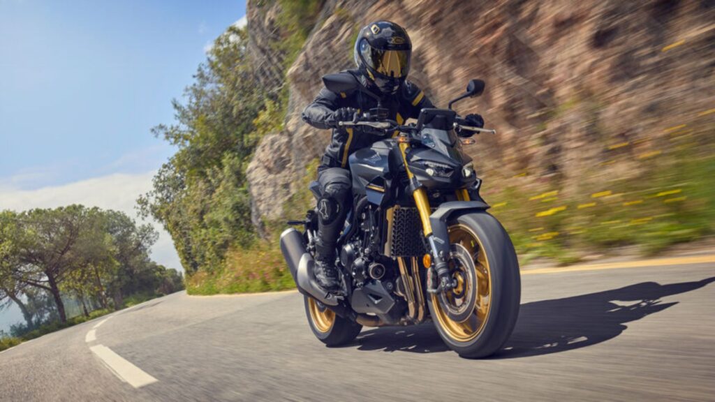 Honda CB1000 Hornet preta em movimento na estrada.
