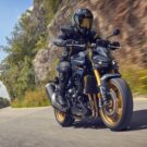 Honda CB1000 Hornet preta em movimento na estrada.