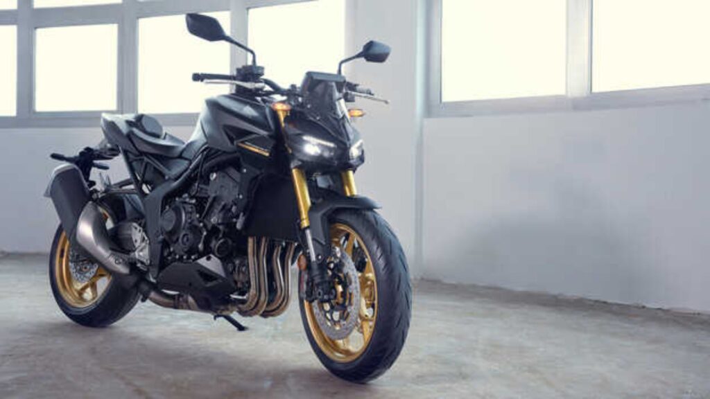 Honda CB1000 Hornet parada na diagonal com os faróis ligados.