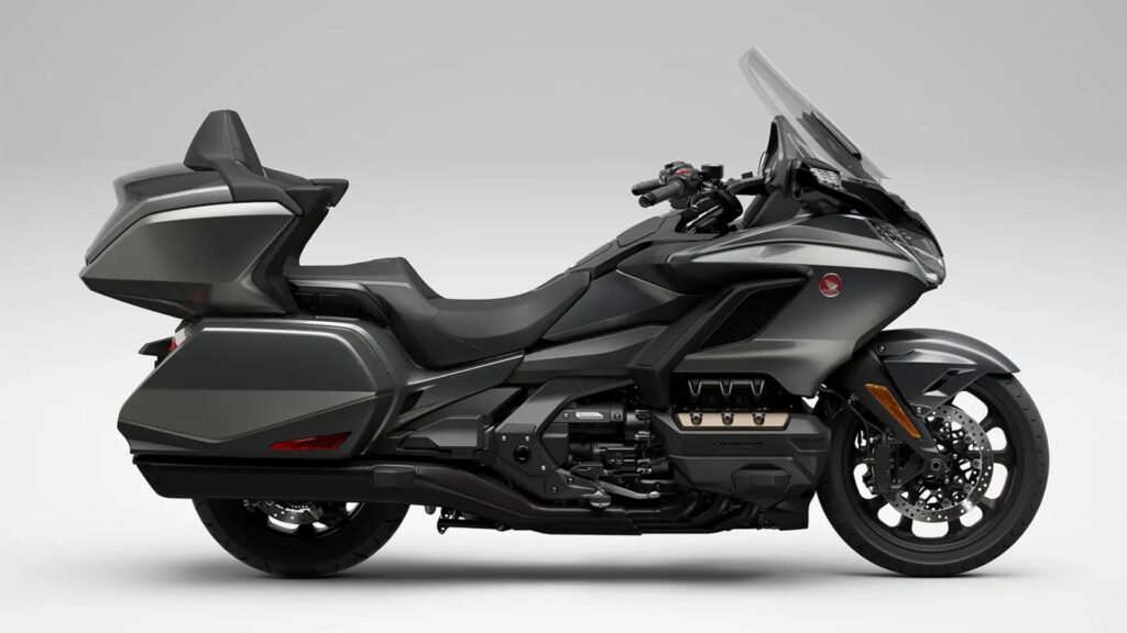 Lateral da Honda Goldwing 1800 cinza escuro no fundo branco.