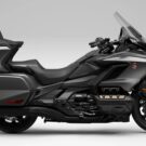 Lateral da Honda Goldwing 1800 cinza escuro no fundo branco.