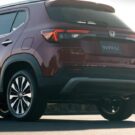 Traseira do Honda WR-V 2026 vermelho parado.