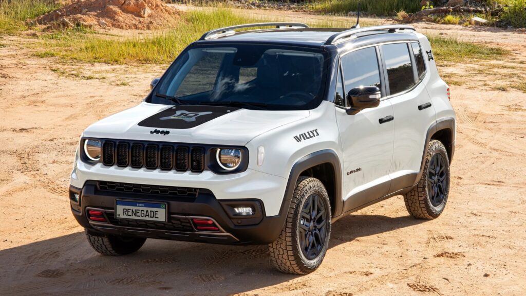 Jeep Renegade parado em terra.