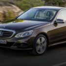 Mercedes-Benz E300 marrom na estrada.