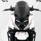 Frente da Keeway EZI X Road branca no fundo branco.