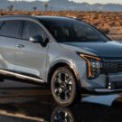 Kia Sportage 2026 cinza parado na diagonal.