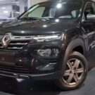Frente do Renault Kwid Zen 2026 preto com os faróis ligados.