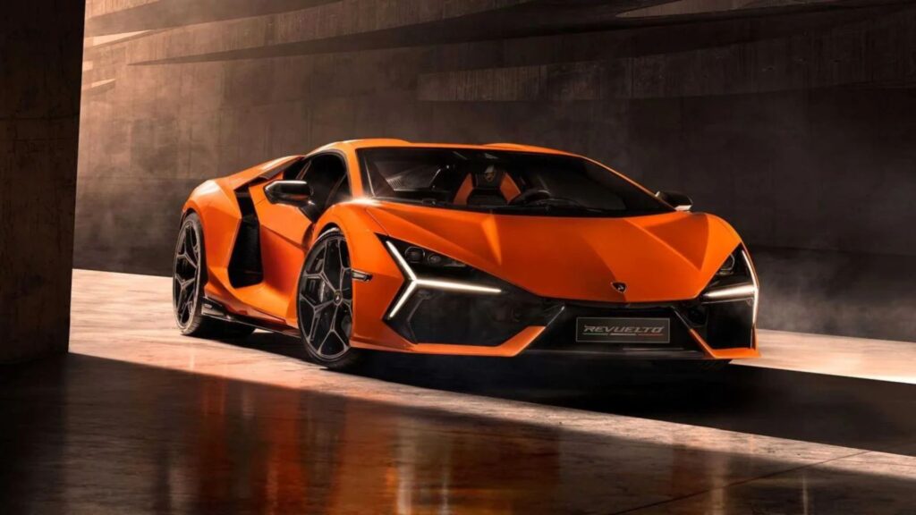 Lamborghini que ira homenagear o Ronaldo Fenômeno laranja na diagonal com os faróis ligados.