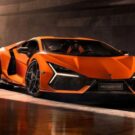 Lamborghini que ira homenagear o Ronaldo Fenômeno laranja na diagonal com os faróis ligados.