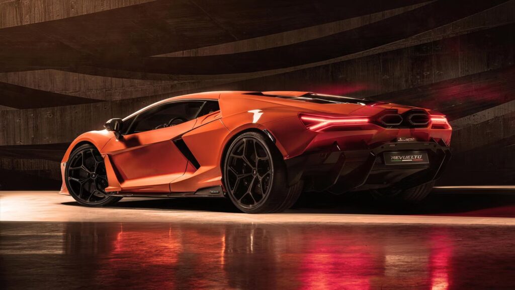 Traseira do Lamborghini que ira homenagear o Ronaldo Fenômeno laranja com as lanterna traseiras ligadas.