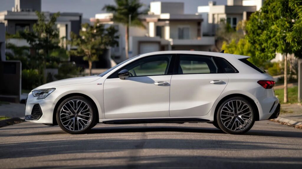 Lateral do Audi A3 Sportback 2025.