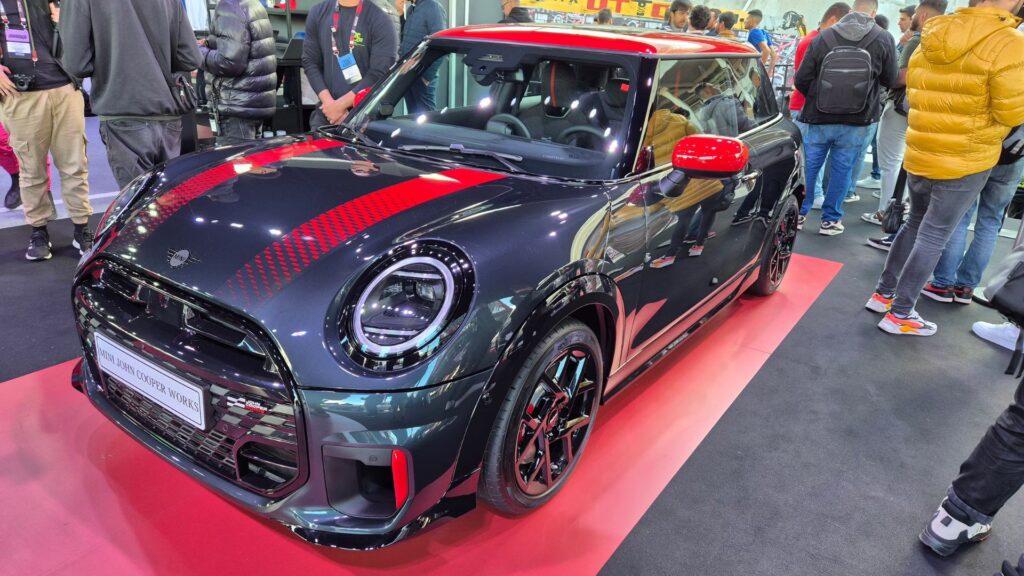 Mini John Cooper Works cinza com vermelho no festival de Interlagos.