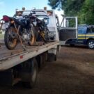 Duas motos apreendidas em cima do guincho como carro da PRF no fundo.