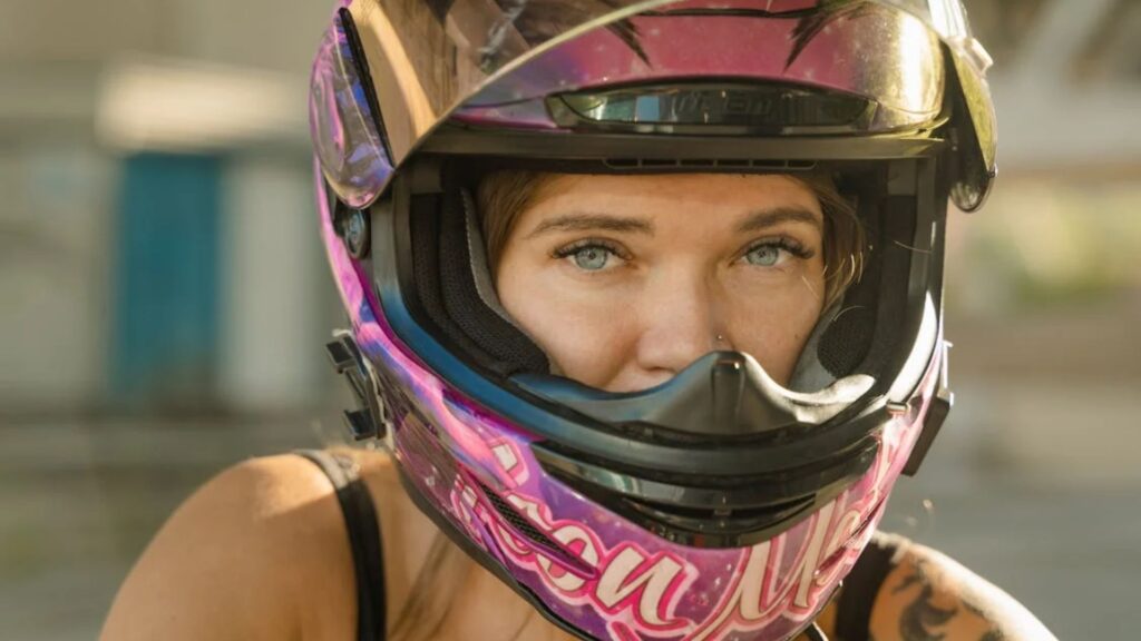 Mulher se perguntando como saber o tamanho do capacete.