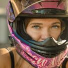 Mulher se perguntando como saber o tamanho do capacete.