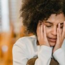 Mulher preta indignida por conta de golpes na compra de veículos online.