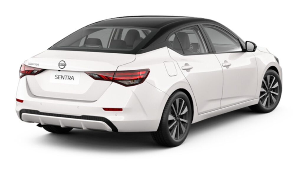 Traseira do Nissan Sentra branco na diagonal em um fundo branco.