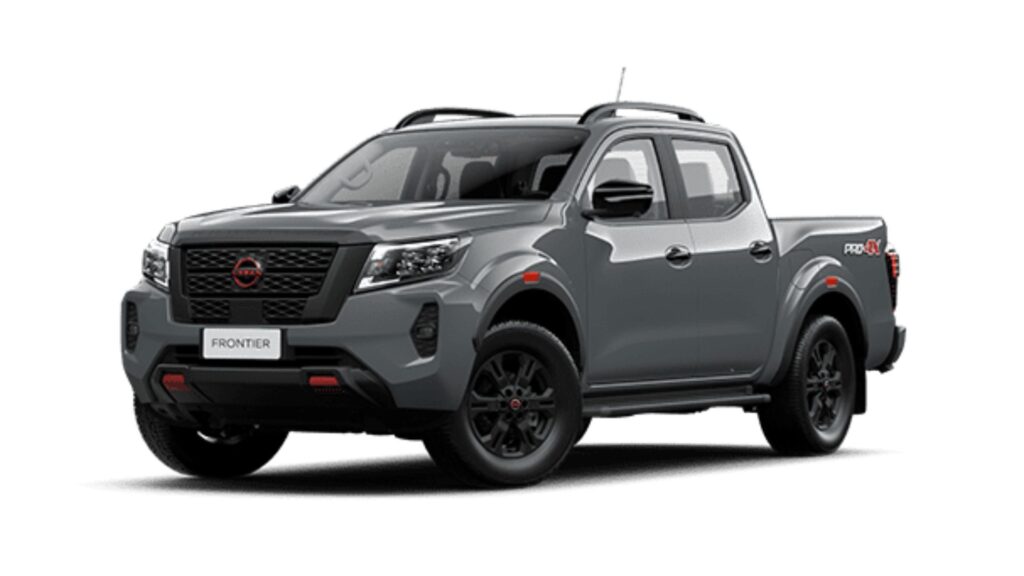 Nissan Frontier cinza escuro na diagonal em um fundo branco.