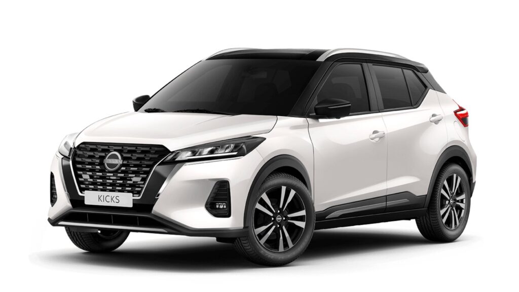 Nissan Kicks branco na diagonal em um fundo branco.