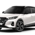 Nissan Kicks branco na diagonal em um fundo branco.