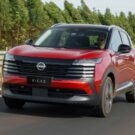 Nissan Kicks 2026 vermelho em movimento na estrada.