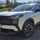 Nissan Kicks 2026 branco parado na diagonal.