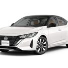 Nissan Sentra branco na diagonal em um fundo branco.