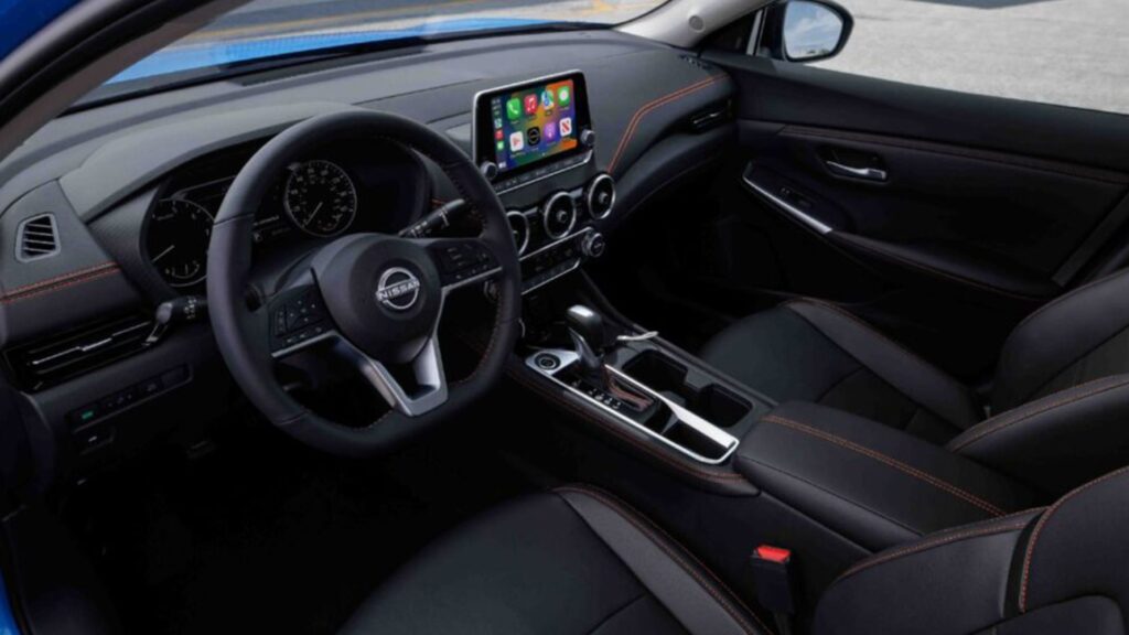 Interna do Nissan Sentra que está com desconto.