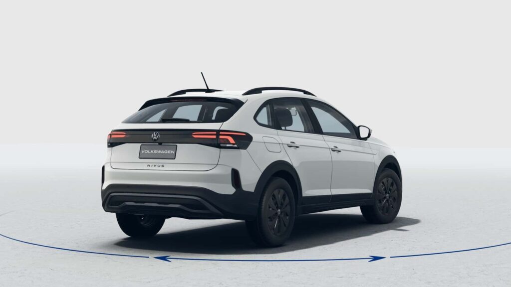 Traseira do Volkswagen Nivus Sense 2026 branco parado no fundo branco.