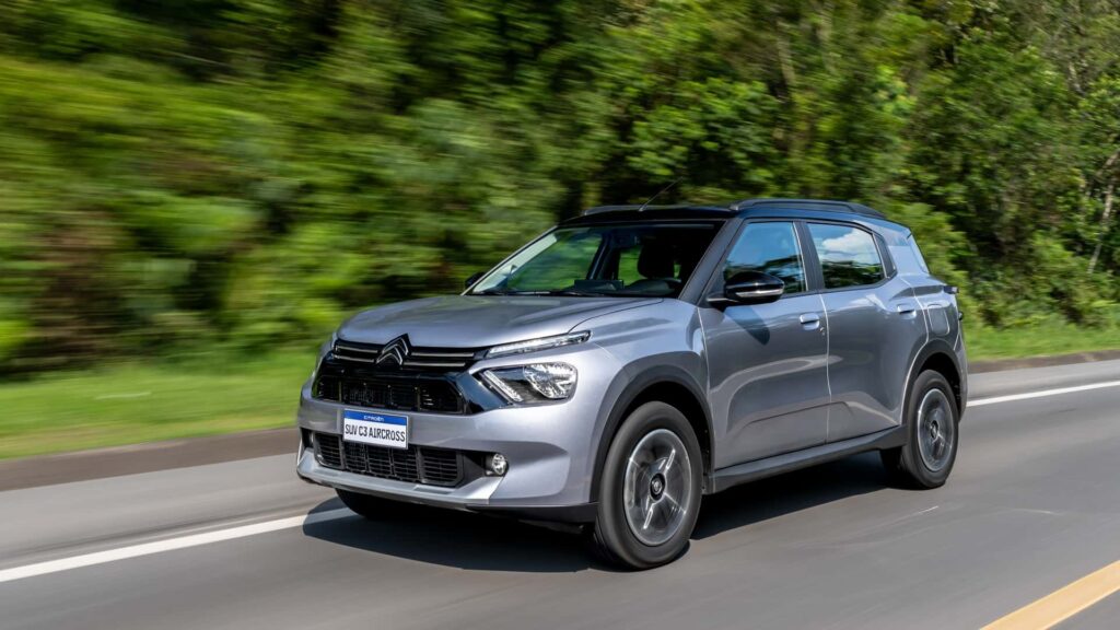 Citroën Aircross XTR 2026 prata em movimento em uma estrada.