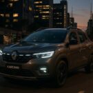Novo Renault Kardian 2026 com os faróis acesos de noite.