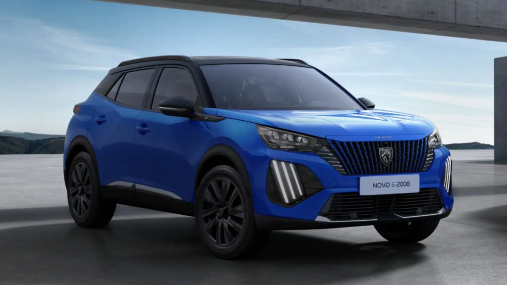 Peugeot e-2008 GT azul parado na diagonal.