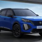 Peugeot e-2008 GT azul parado na diagonal.