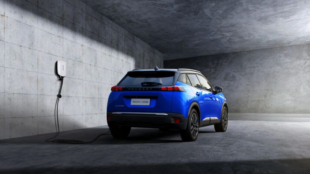 Traseira do Peugeot e-2008 GT.