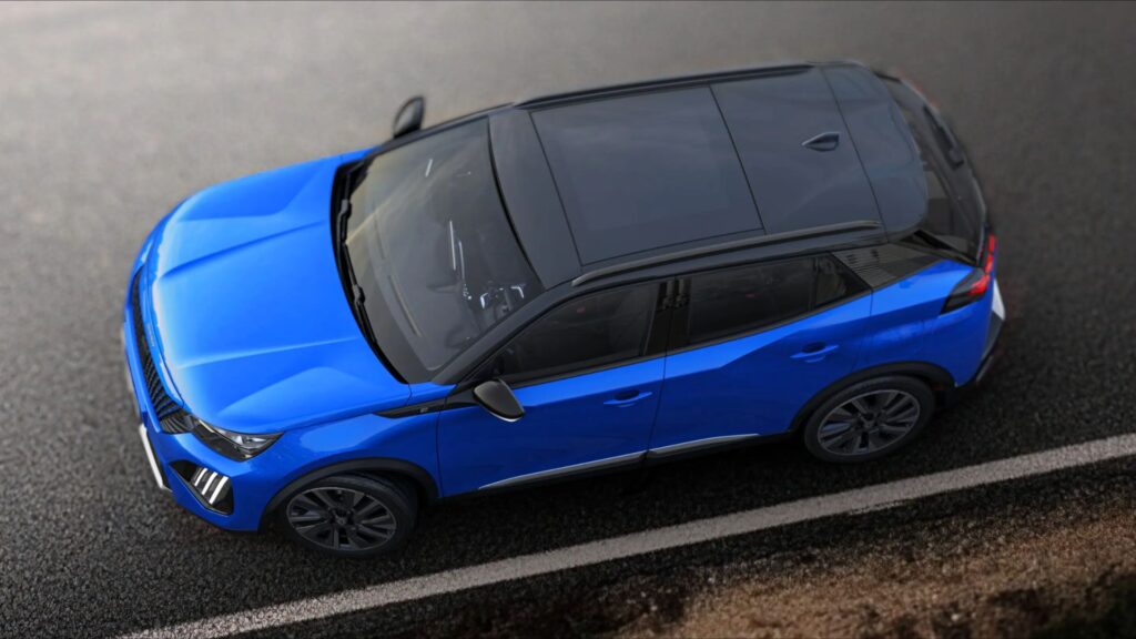Visão do Peugeot e-2008 GT azul de cima onde aparece o seu teto solar.
