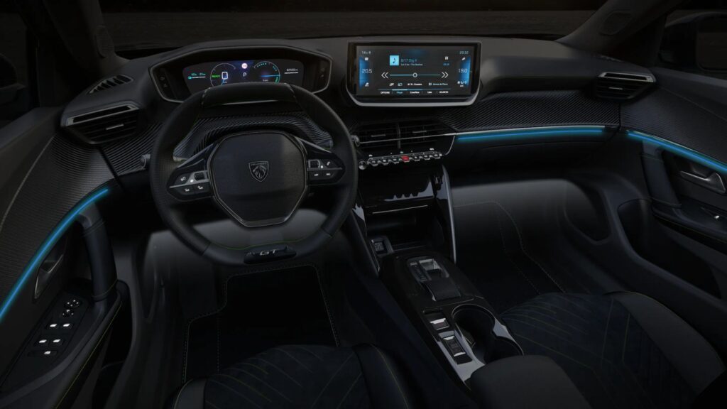 Interior do Peugeot e-2008 GT com led azul.