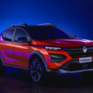 Renault Kardian laranja na diagonal em um fundo azul.