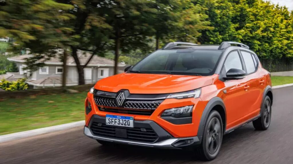 Renault Kardian laranja 2025 na estrada.