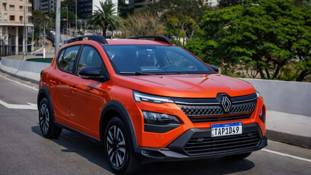 Renault Kardian laranja 2025 em movimento.