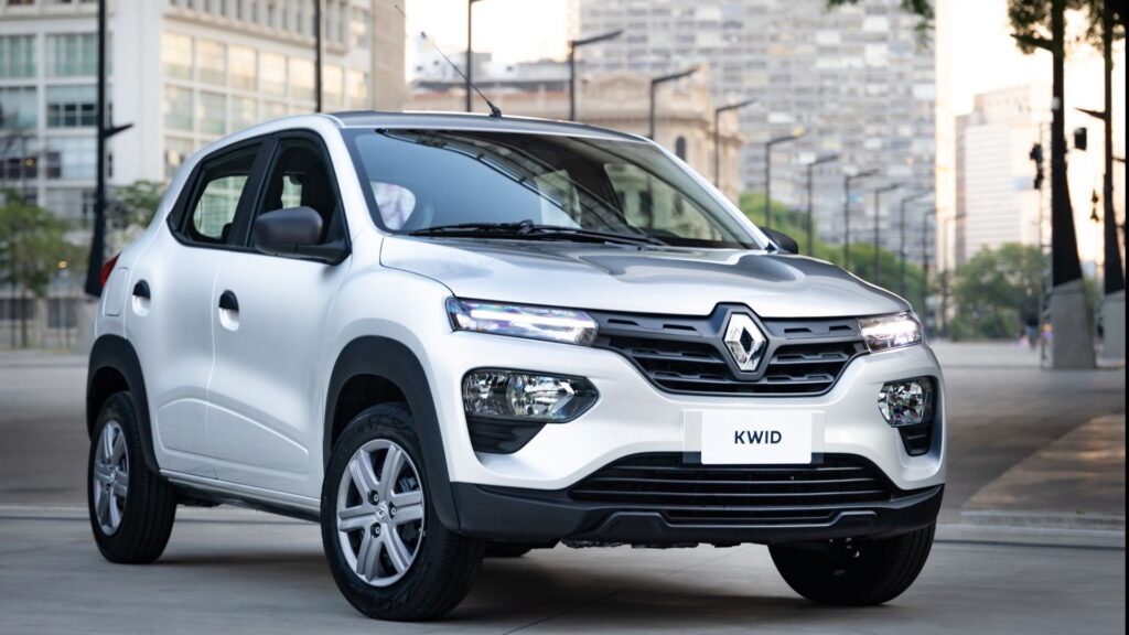 Renault Kwid prata fazendo uma curva.