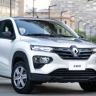 Renault Kwid prata fazendo uma curva.