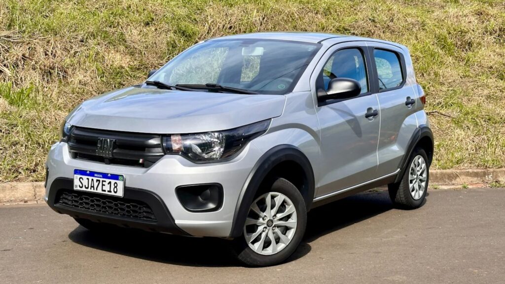 Fiat Mobi prata na diagonal.