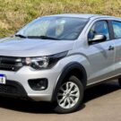 Fiat Mobi prata na diagonal.