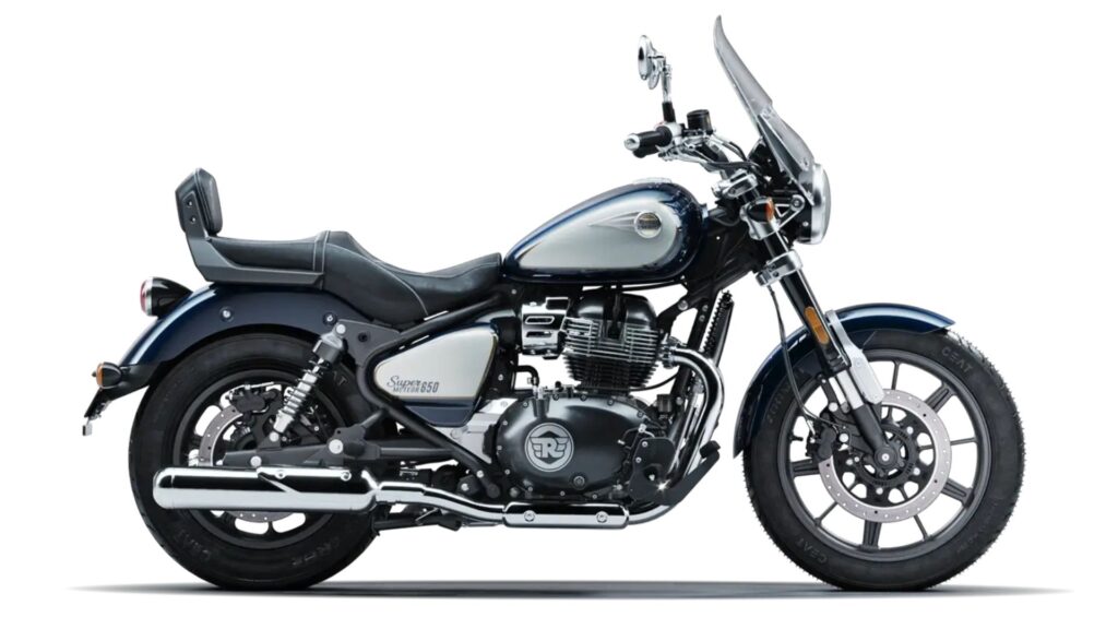 Royal Enfield Super Meteor 650 azul no fundo branco.