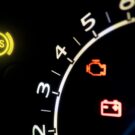 Luz do ABS acesa no painel na cor amarela.