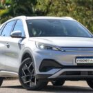 BYD Yuan Plus parado na diagonal.