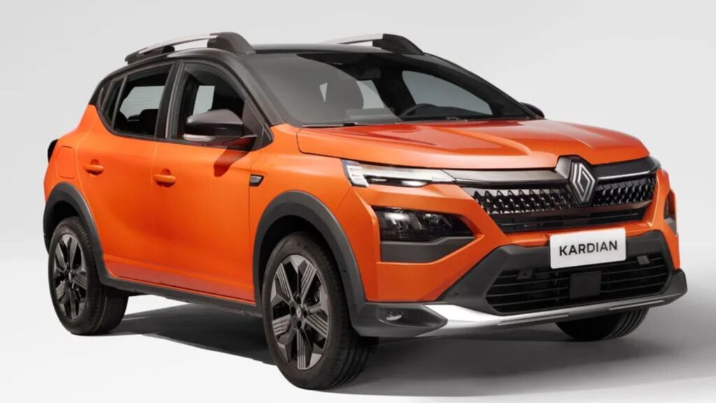 Renault Kardian laranja na diagonal em um fundo branco.