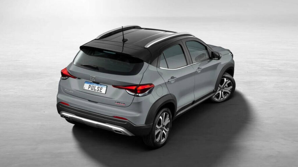 Traseira do Fiat Pulse cinza.