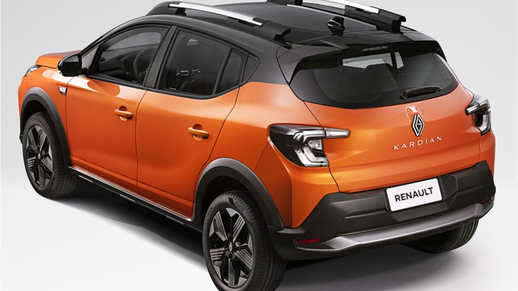 Traseira do Renault Kardian laranja no fundo branco.