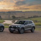 Hyundai Creta cinza na diagonal com u por do sol no fundo.